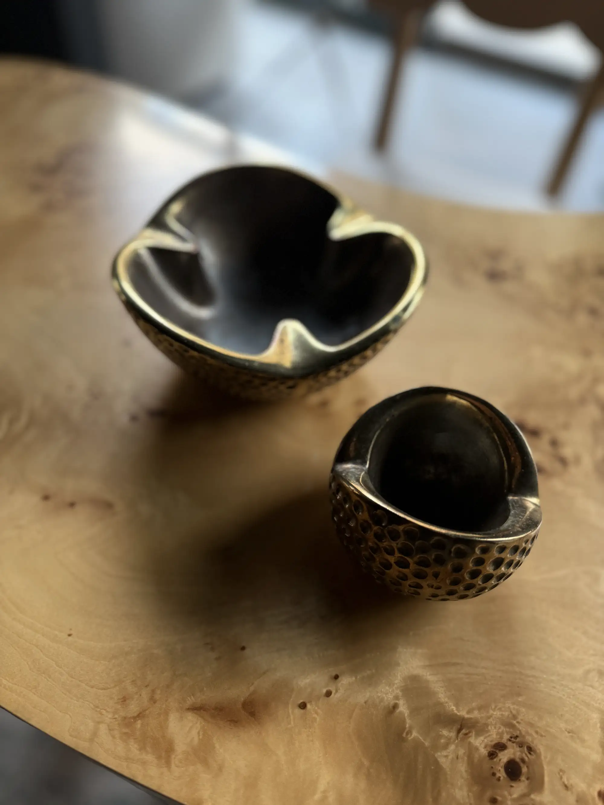 Pair of Vintage Ben Seibel dimpled brass biomorphic bowls - Image 4
