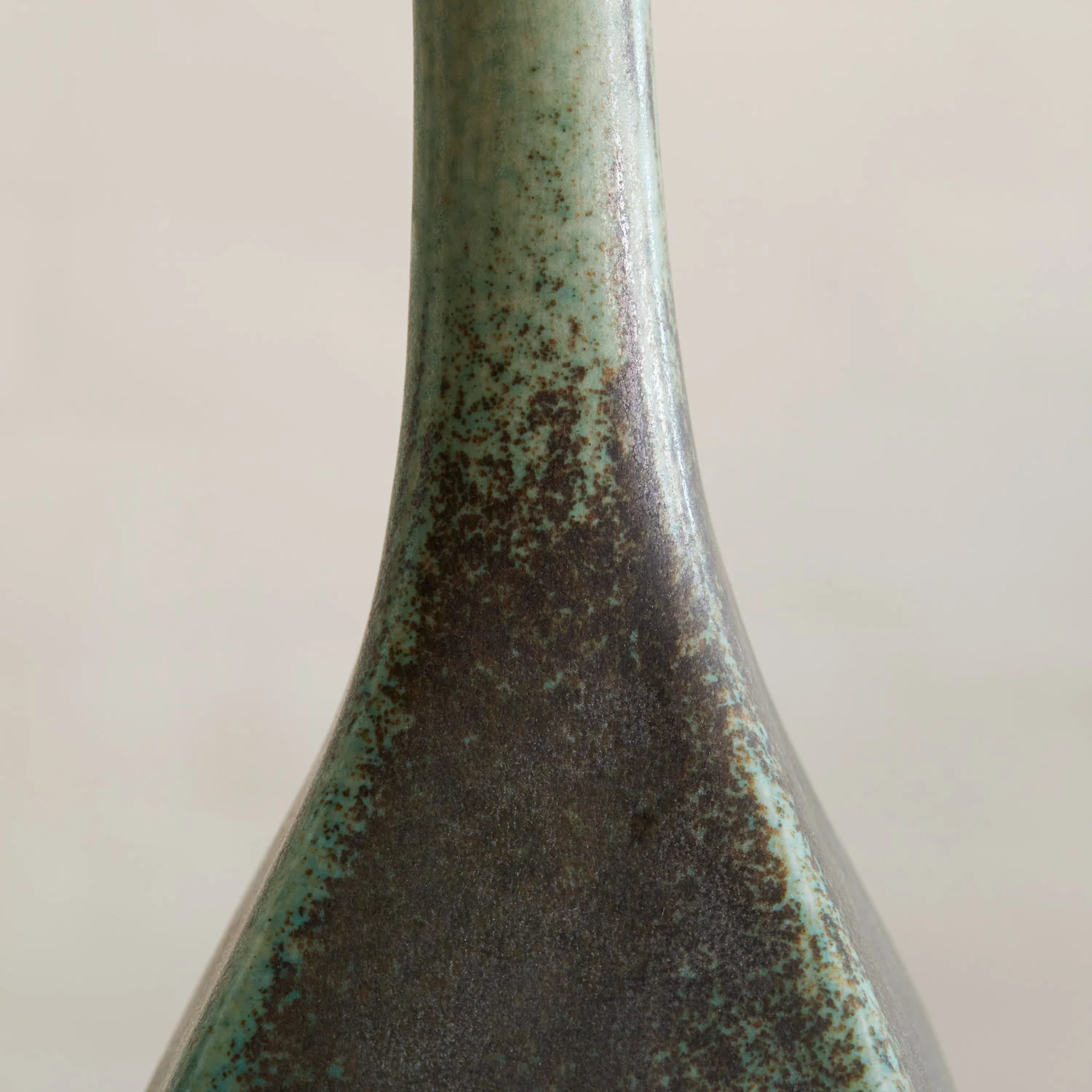 Tall Angular Midcentury Vase in Reactive Glaze - Artistic Modern Design - Image 3