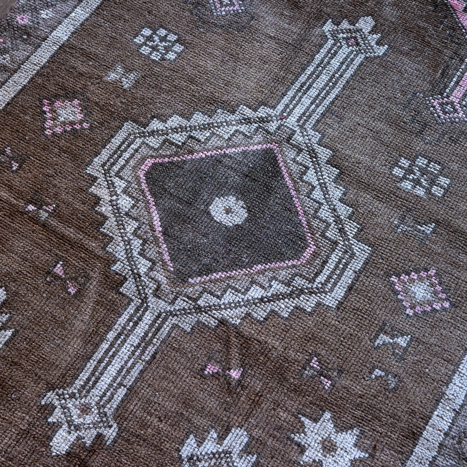 Vintage 1960's Anatolian rug - 3'9" X 6'9" - Image 2