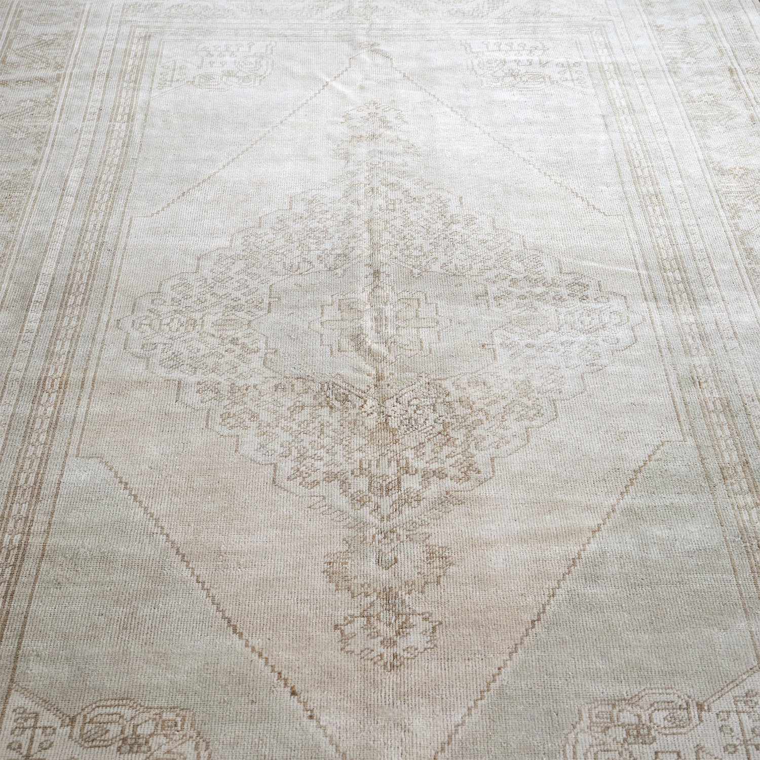 Vintage 1960's Anatolian rug - 5'10" X 9'9" - Image 3