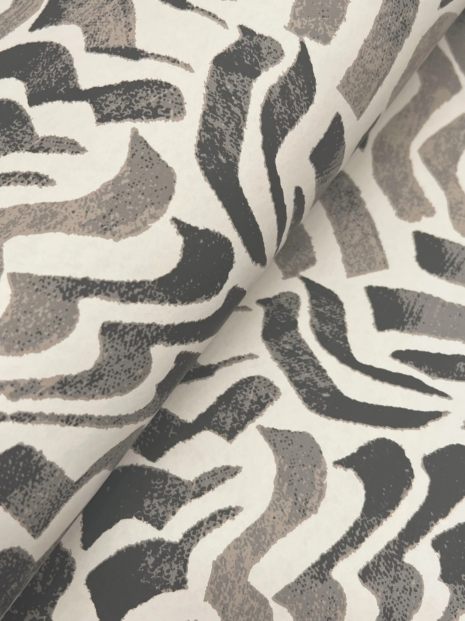 Zora Wave Charcoal Wallpaper - Image 3